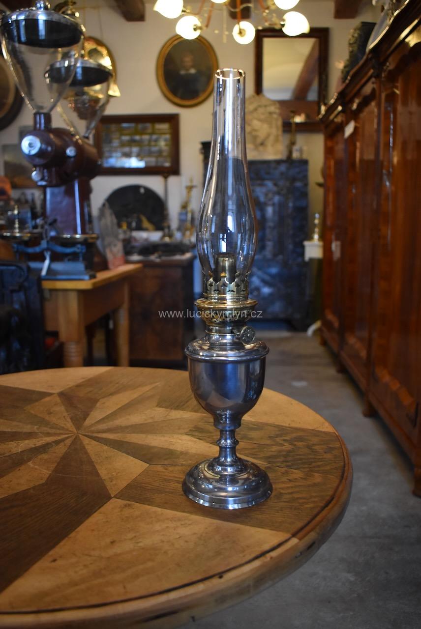 Nezvykle menší a vkusná starožitná petrolejová lampa Nezvykle menší a vkusná starožitná petrolejová lampa