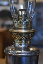 Nezvykle menší a vkusná starožitná petrolejová lampa