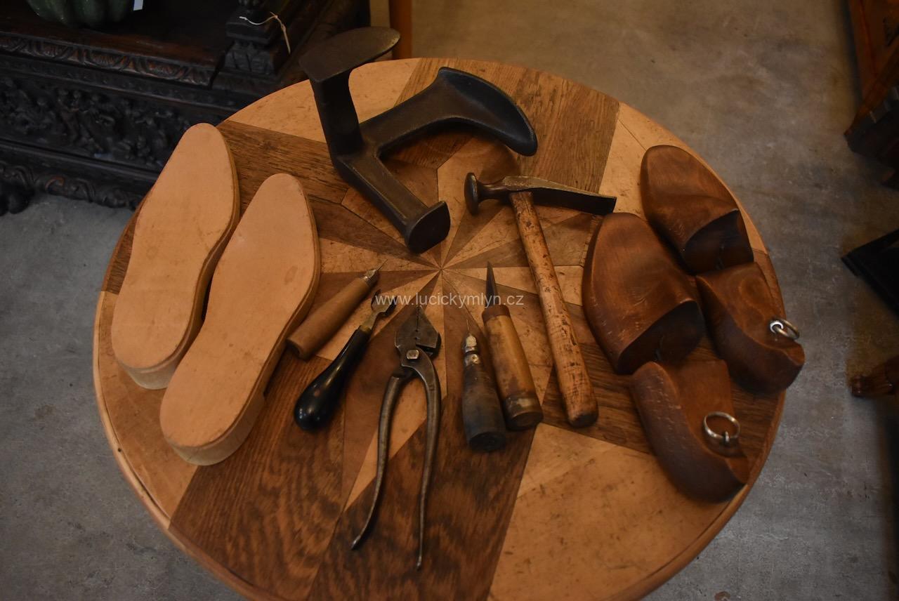 sada starožitného ševcovského náčiní sada starožitného ševcovského náčiní