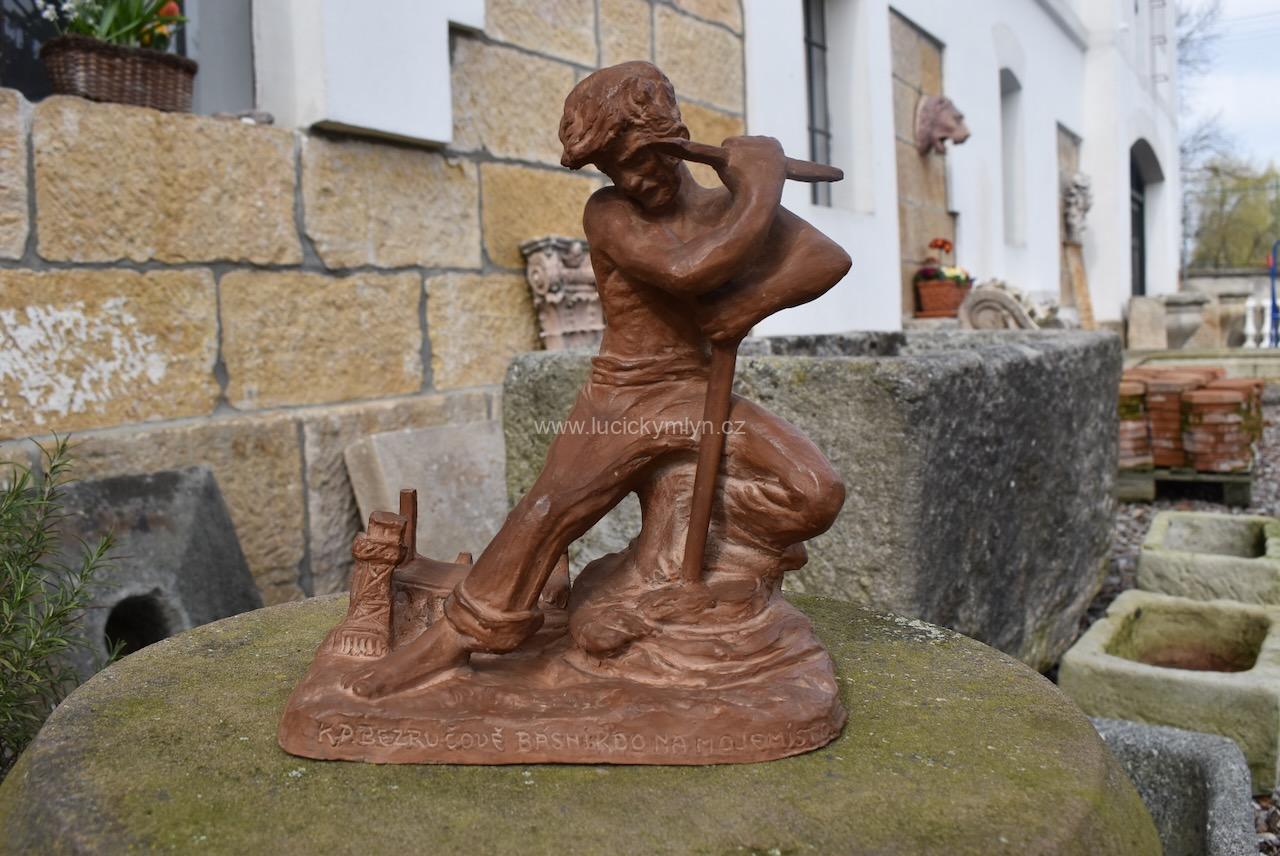 Starožitná soška vysíleného havíře Starožitná soška vysíleného havíře