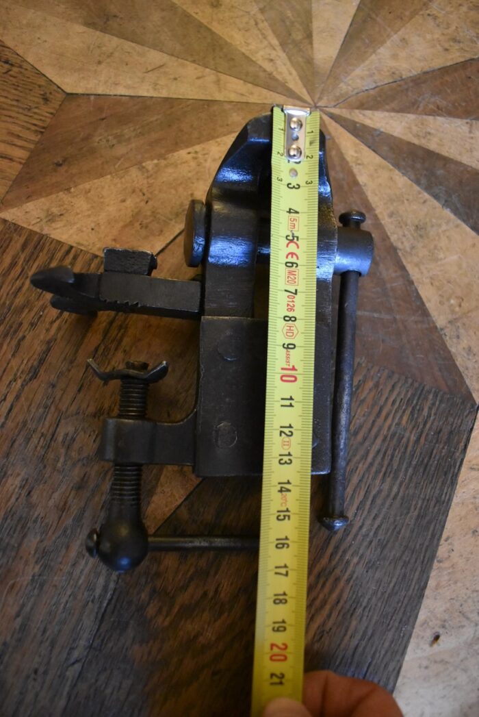 Starožitná stolová svěrka - malý zámečnický svěrák