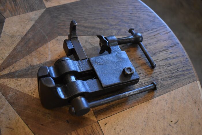 Starožitná stolová svěrka - malý zámečnický svěrák