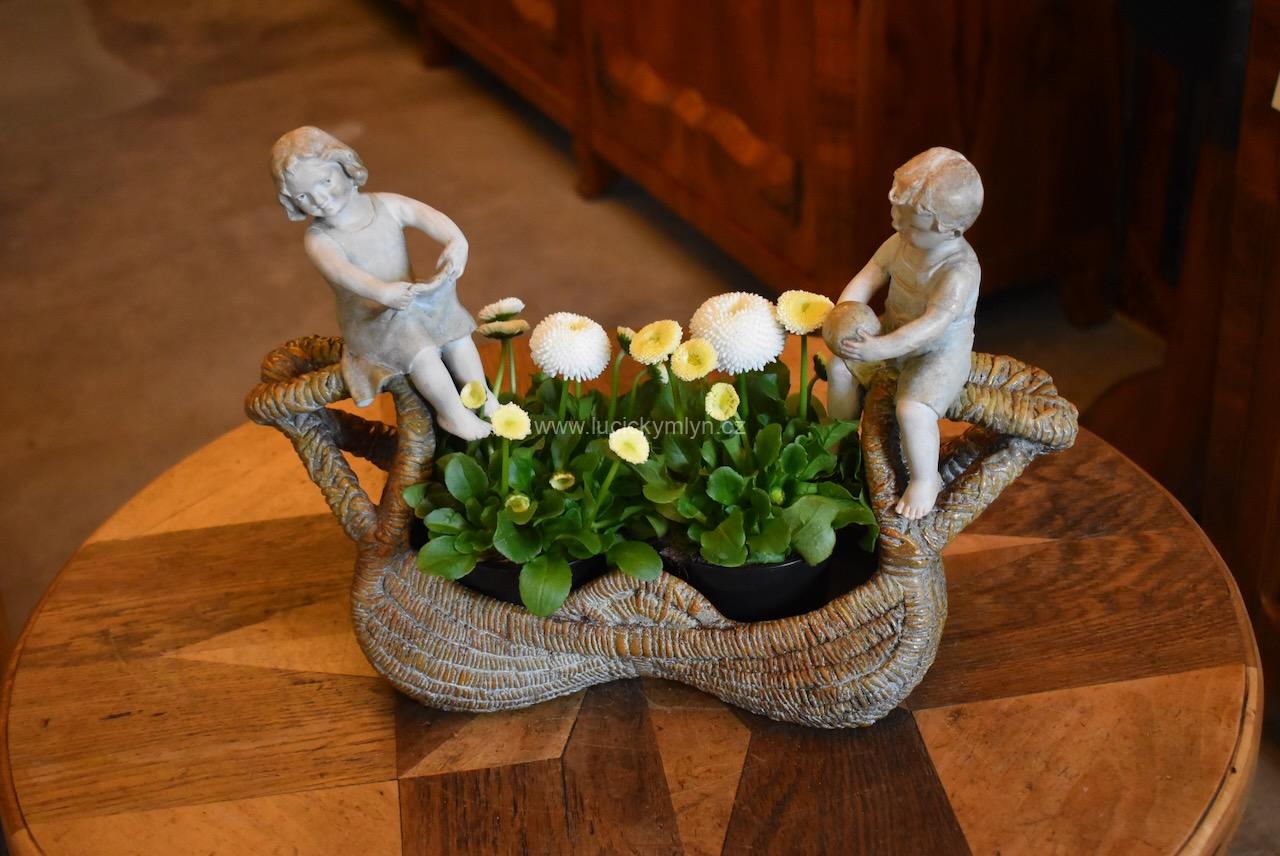 Starožitná žardiniéra s postavičkami dětí Starožitná žardiniéra s postavičkami dětí