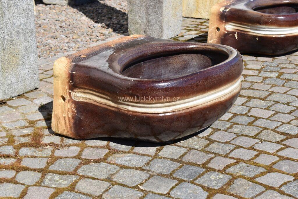 Napájecí historická nádoba