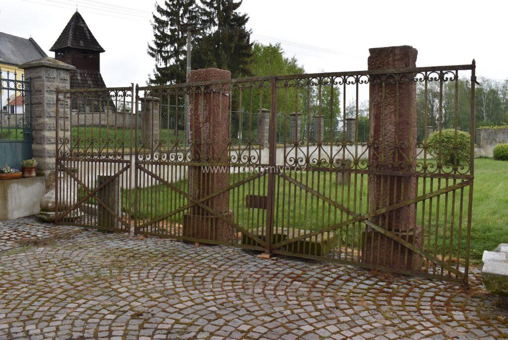 Starožitná ocelová brána s brankou