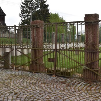 Starožitná ocelová brána s brankou