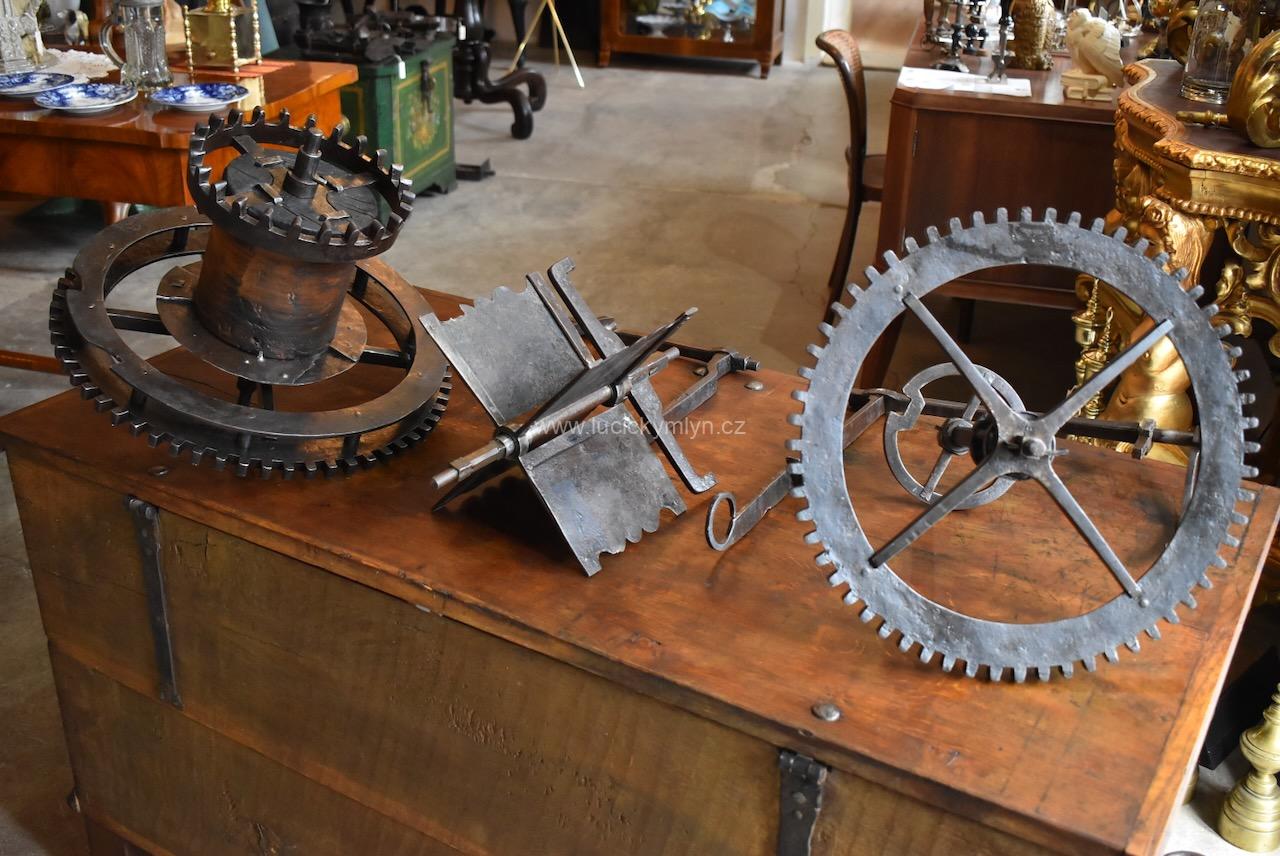 Součásti věžního hodinového stroje Součásti věžního hodinového stroje