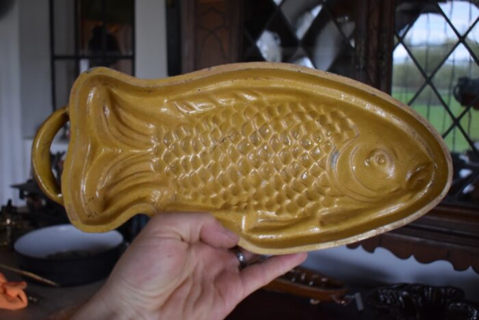 Starožitná pečící kameninová forma ve tvaru ryby