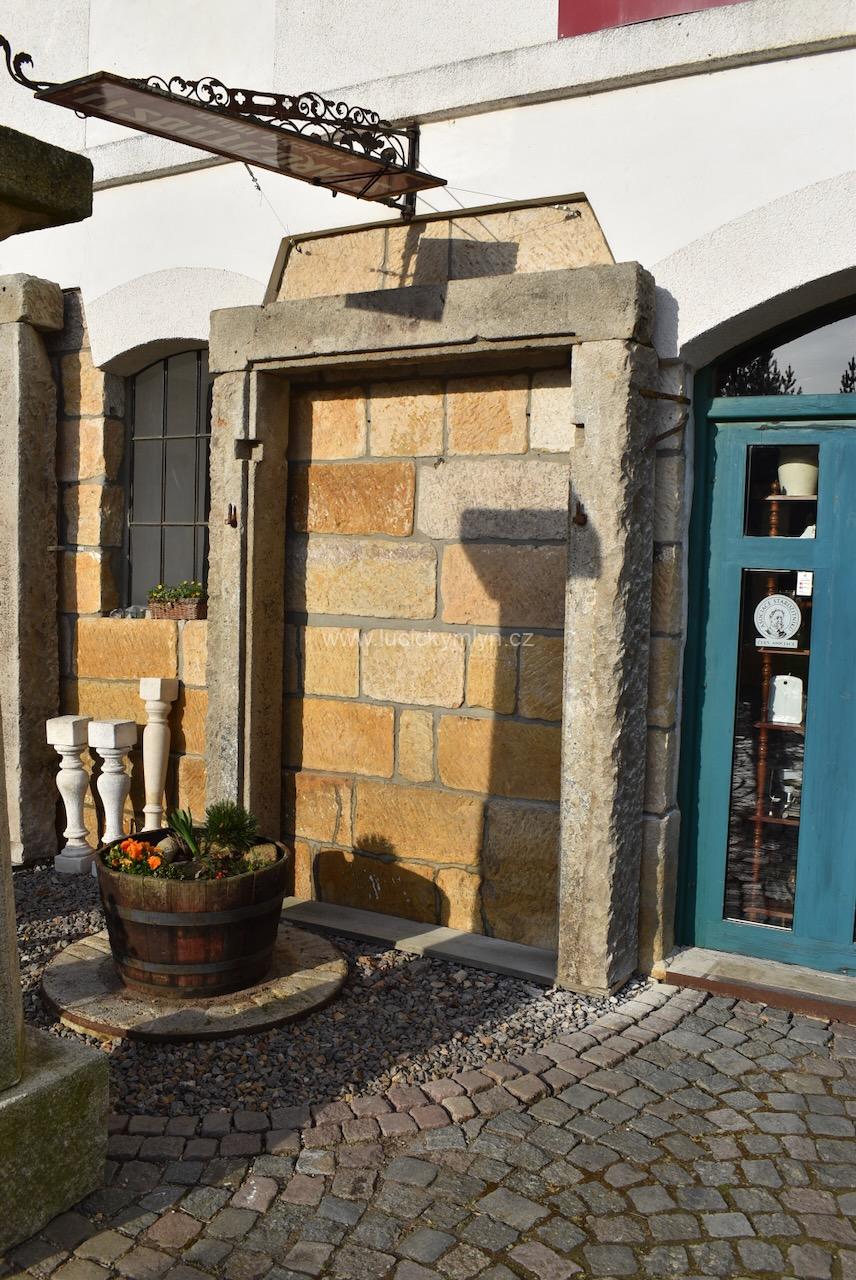 Starožitný kamenný portál ručně sekaný z masivního pískovce Starožitný kamenný portál ručně sekaný z masivního pískovce