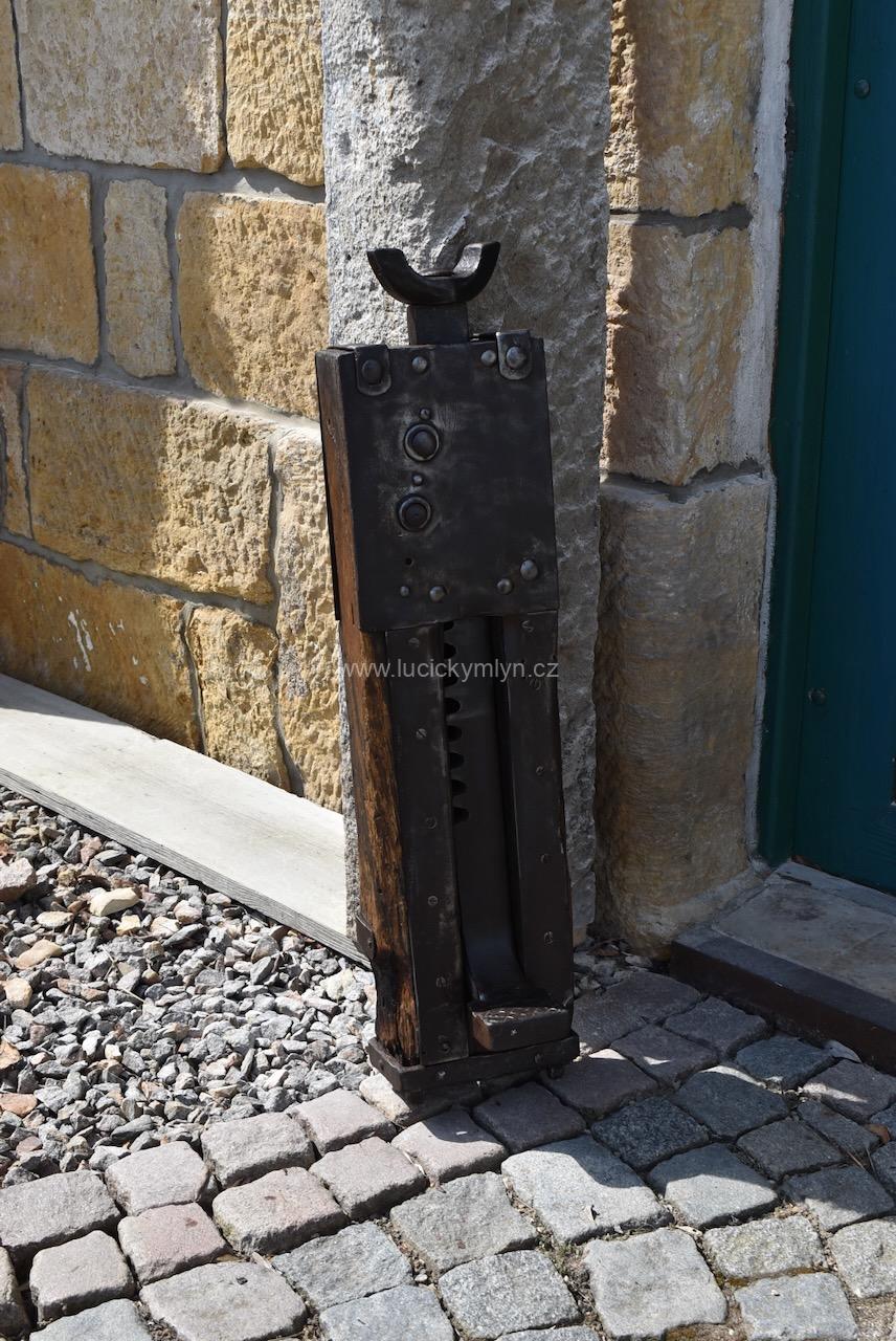 Velký starožitný přes dvě staletí starý hever či zvedák Velký starožitný přes dvě staletí starý hever či zvedák