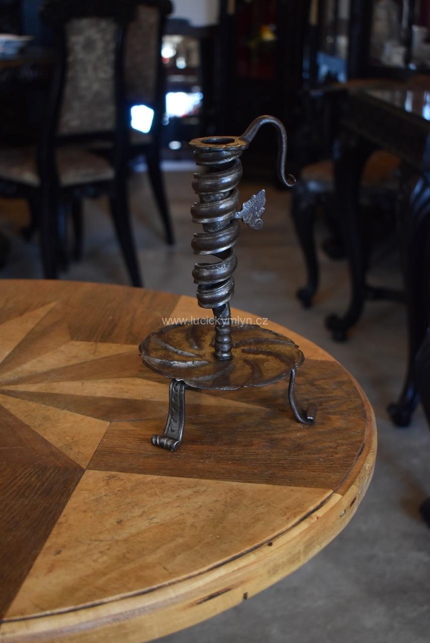 Vzácný starožitný renesanční kovaný svícen Vzácný starožitný renesanční kovaný svícen