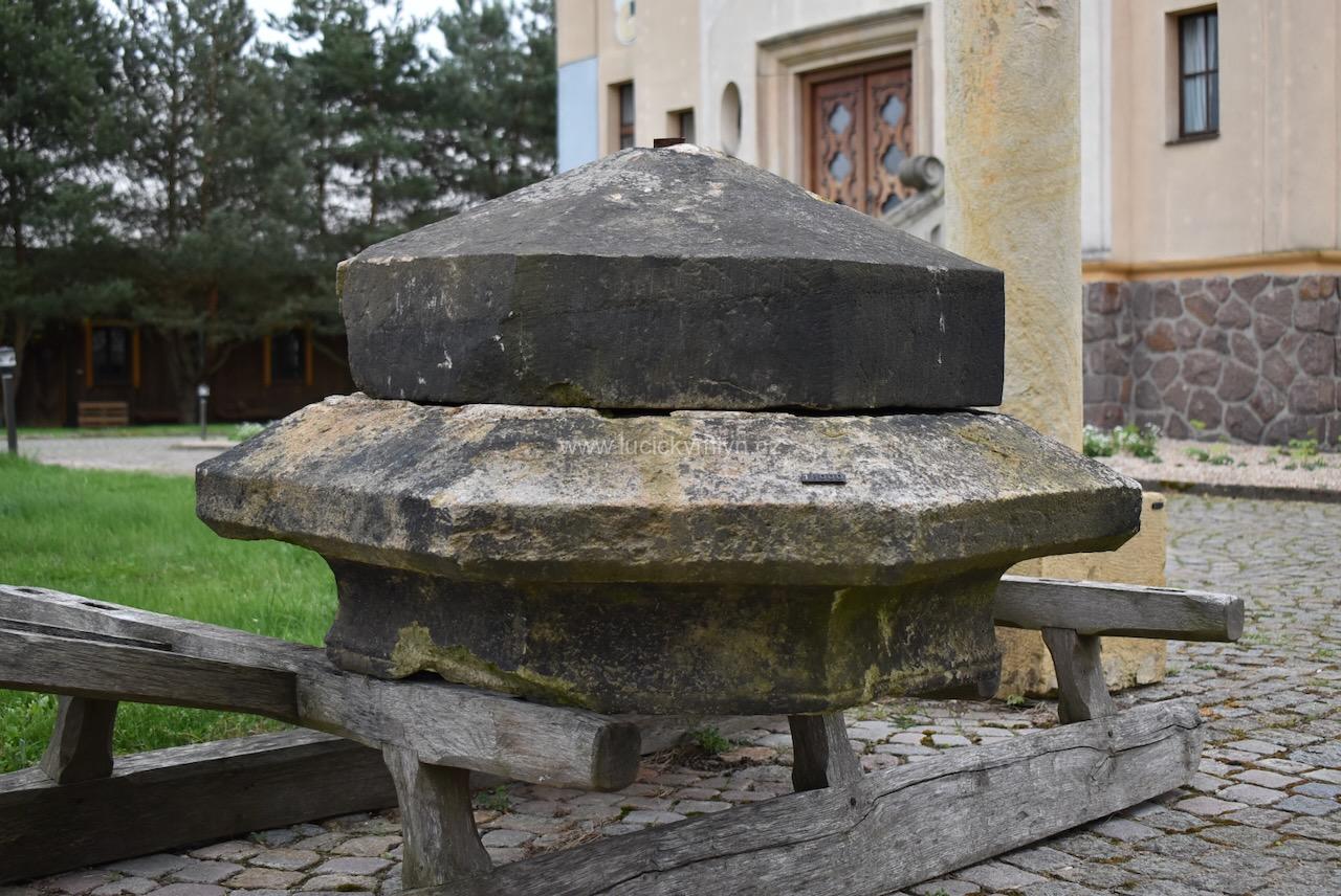 Starožitná stříška osmiboká poškozená Starožitná stříška osmiboká poškozená