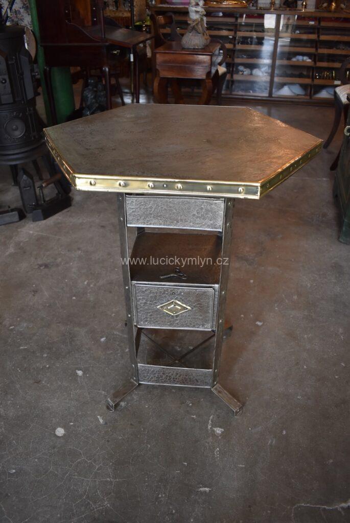 Měšťanský starožitný secesní užitně dekorativní stolek