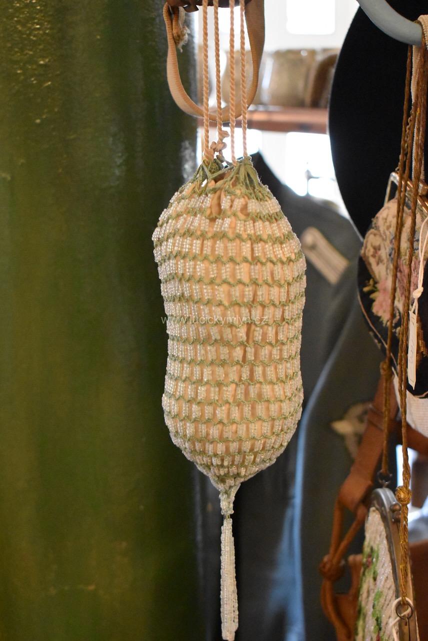 Secesní dámská taštička ve tvaru váčku Secesní dámská taštička ve tvaru váčku