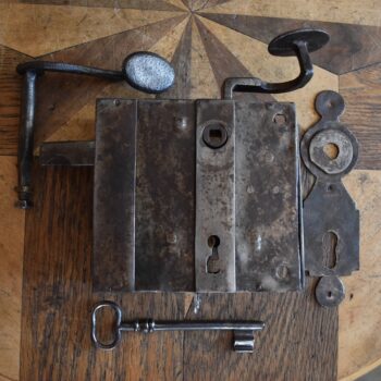 Starožitný dveřní zámek krabicového typu s klíčem
