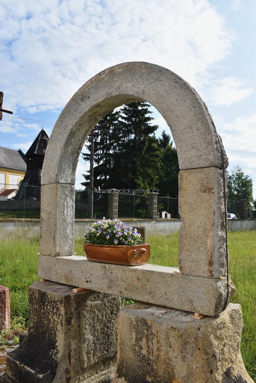 Starožitná žulová okenní ostění Starožitná žulová okenní ostění