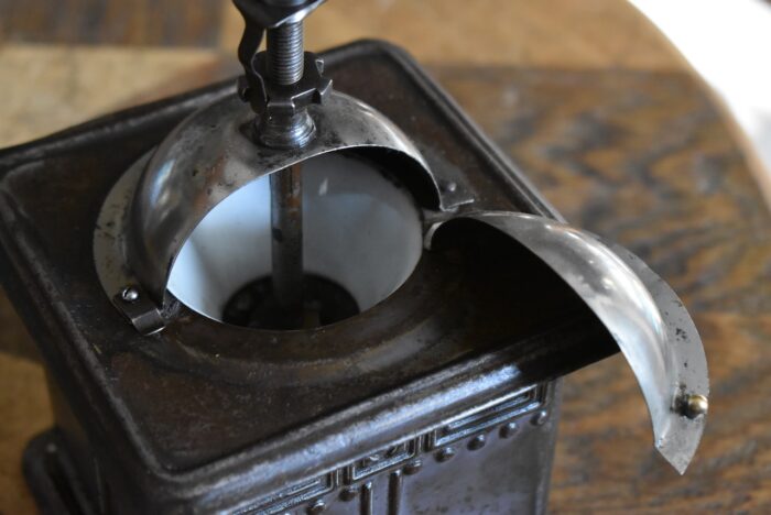 Starožitný kávomlýnek se schránkou z ocelového plechu