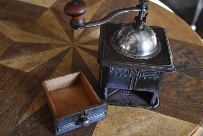 Starožitný kávomlýnek se schránkou z ocelového plechu