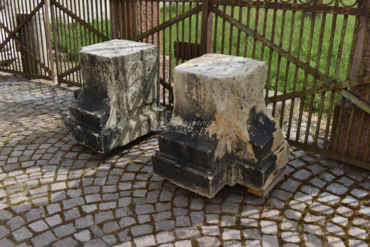 Ozdobné starožitné architektonické dílce z masivního pískovce Ozdobné starožitné architektonické dílce z masivního pískovce