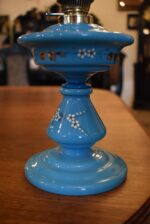 Modrá starožitná petrolejová lampa