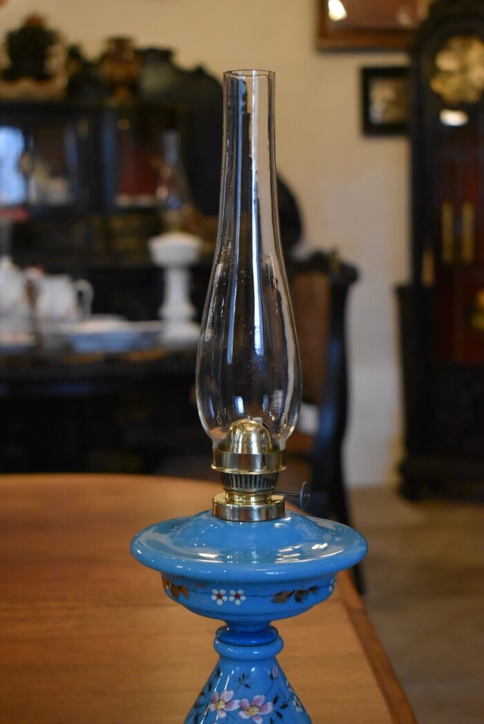 Modrá starožitná petrolejová lampa