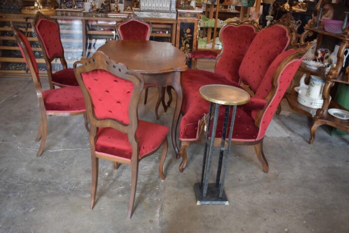 Měšťanský starožitný secesní dekorativní stolek