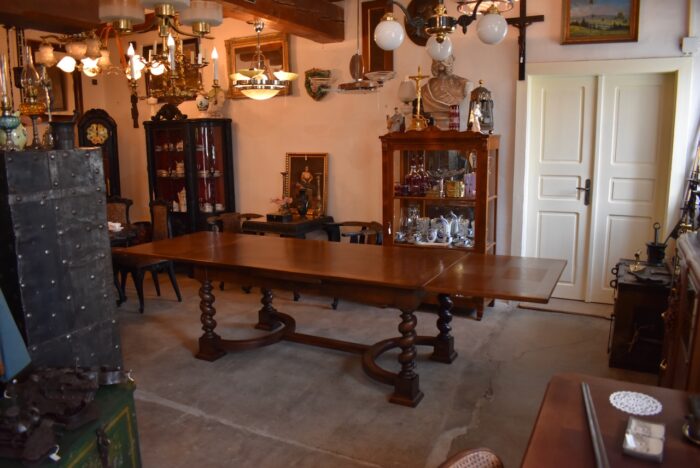 Veliký a dlouhý starožitný rozkládací stůl
