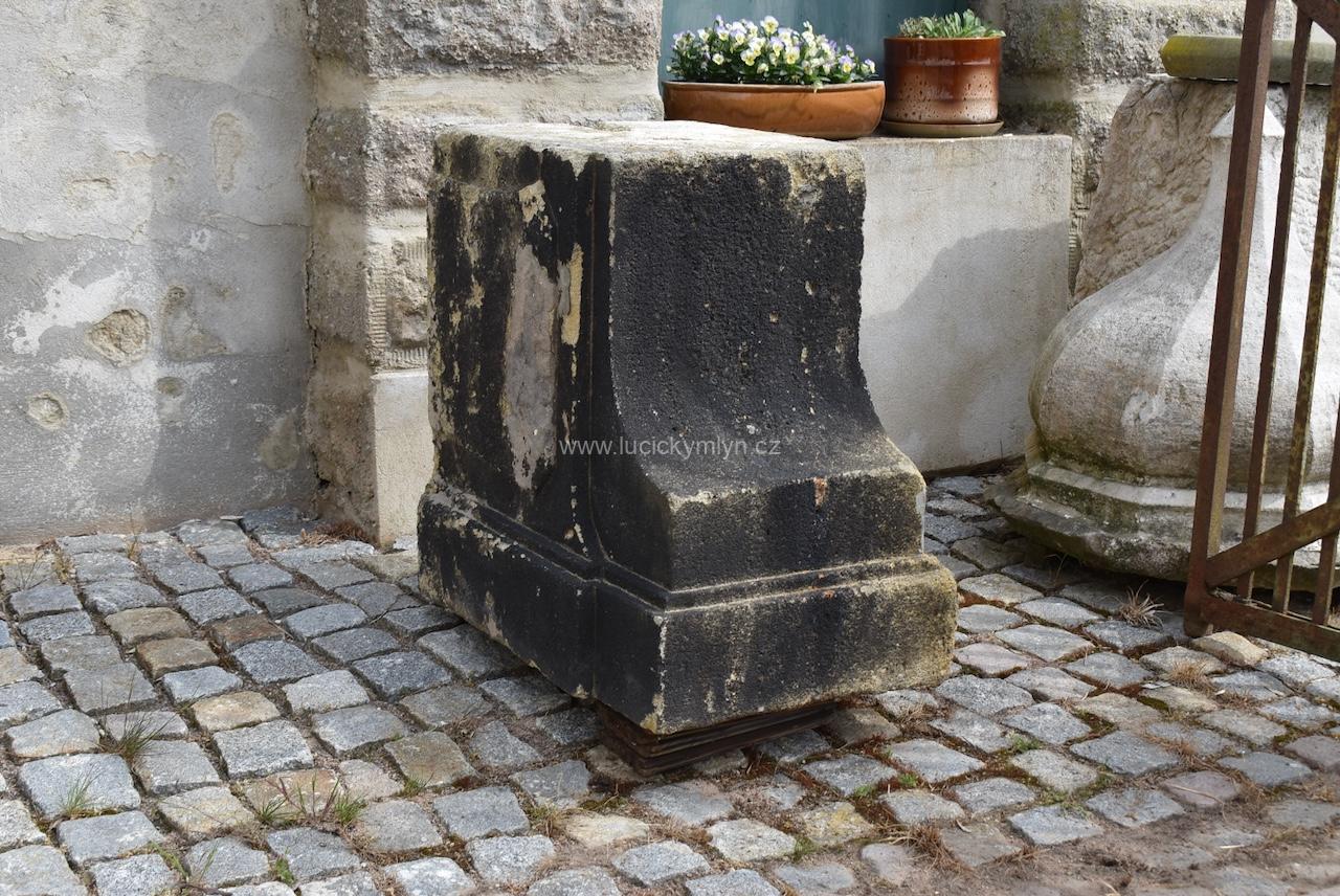 Ozdobný starožitný architektonický dílec z masivního pískovce Ozdobný starožitný architektonický dílec z masivního pískovce