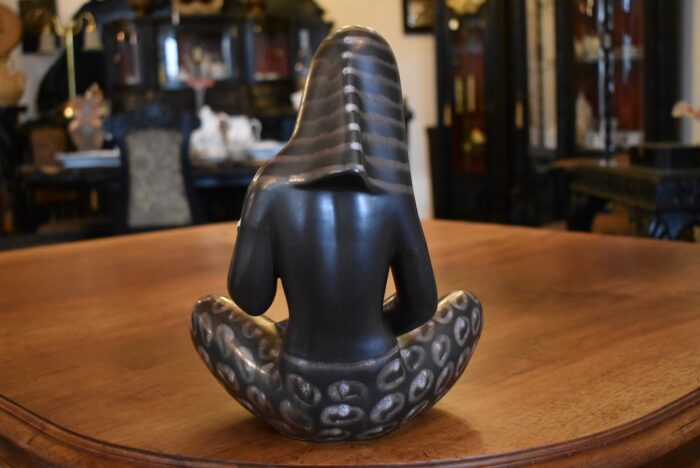 Starožitná soška sedící Egypťanky