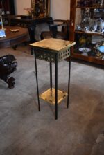 Hezký měšťanský starožitný užitně dekorativní stolek