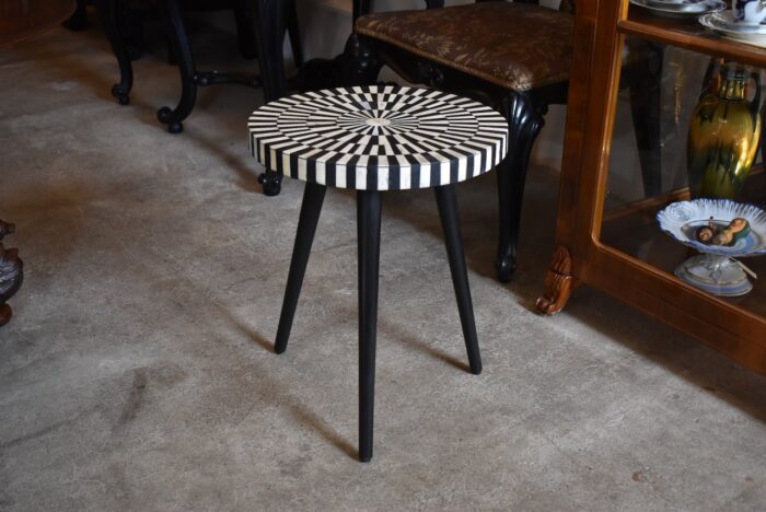 Historický designový retro stolek či stolička