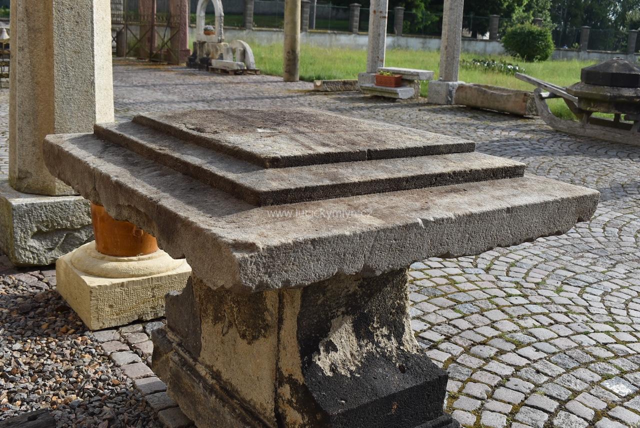 Veliká starožitná desková stříška z pískovce Veliká starožitná desková stříška z pískovce