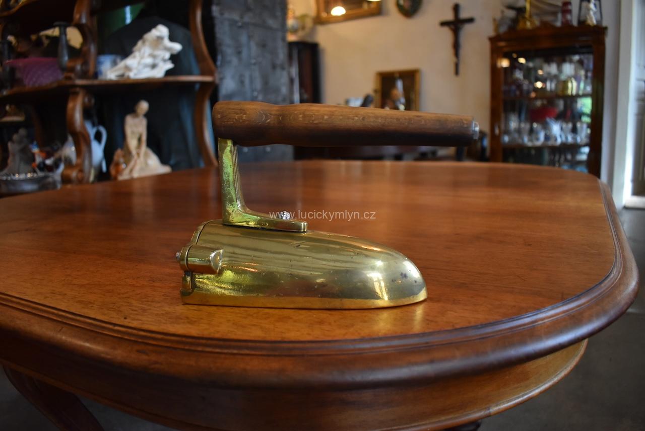 Zajímavá starožitná mosazná krejčovská žehlička Zajímavá starožitná mosazná krejčovská žehlička
