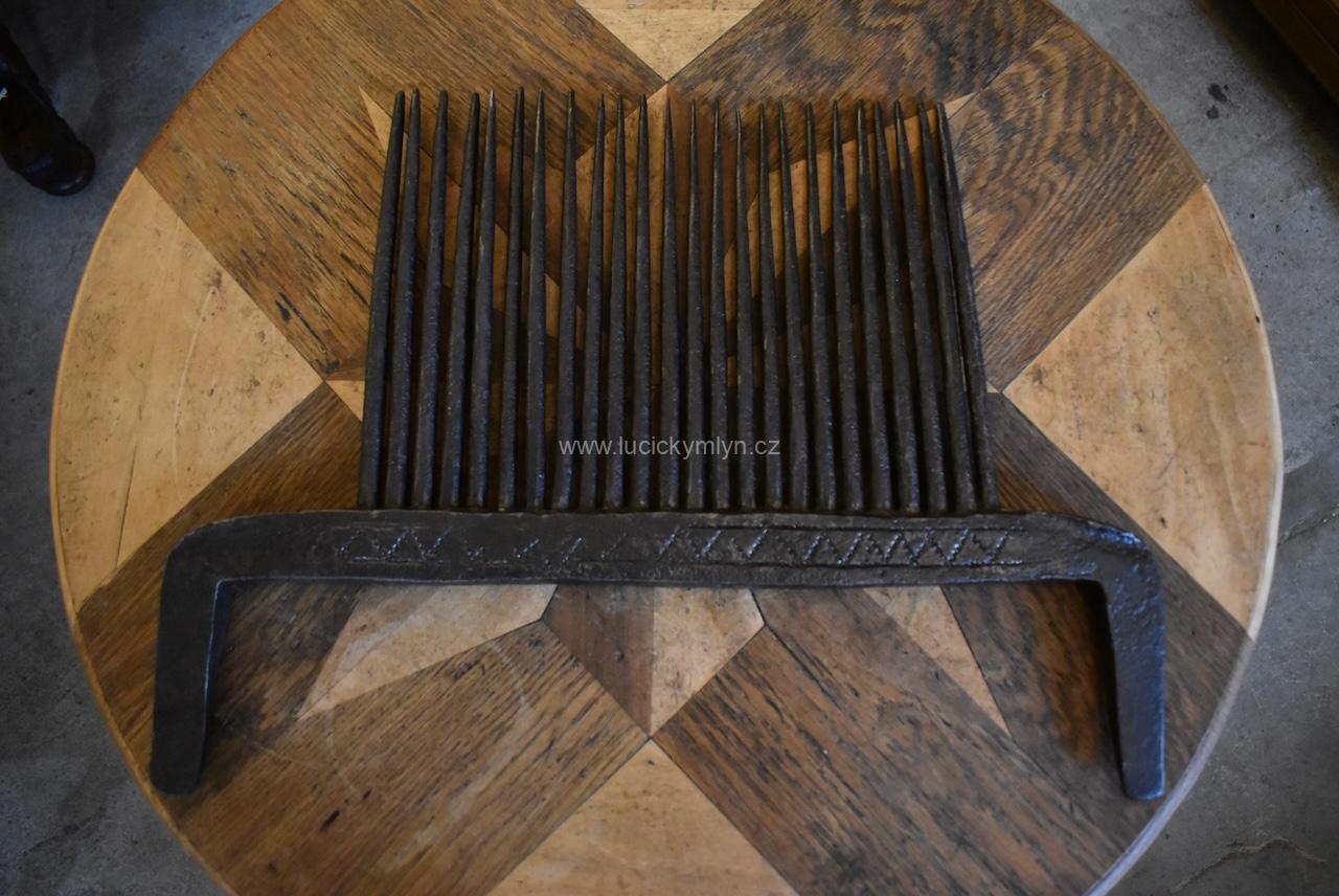 Velký kovaný starožitný drhlen či vochle Velký kovaný starožitný drhlen či vochle