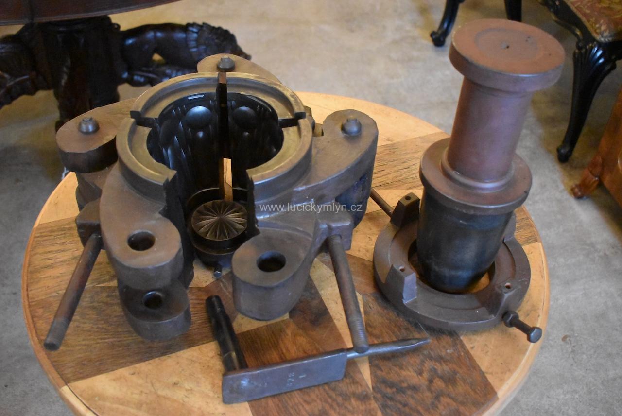 Starožitná sklářská forma na výrobu váz Starožitná sklářská forma na výrobu váz