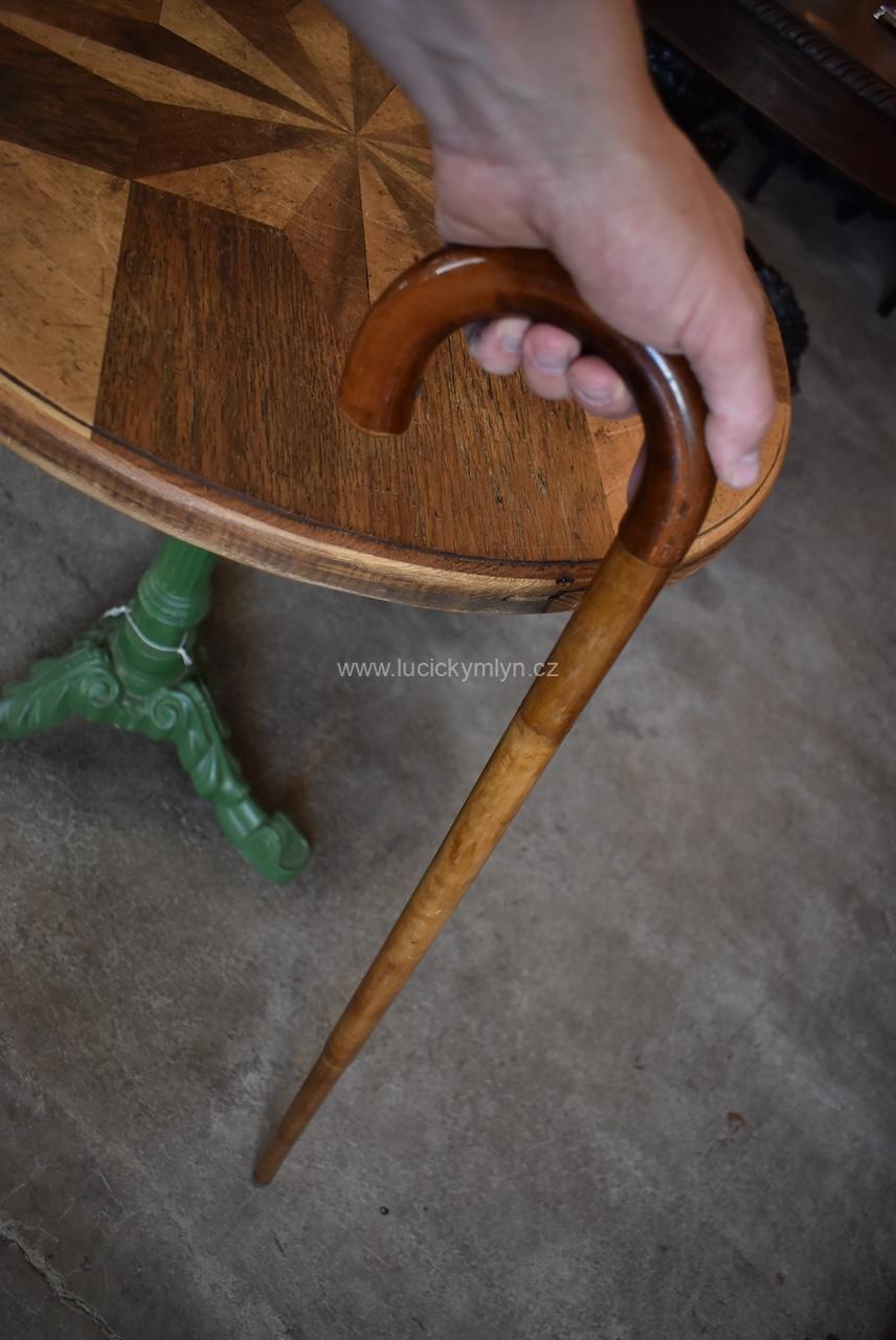 Zdánlivě obyčejná starožitná hůlka Zdánlivě obyčejná starožitná hůlka