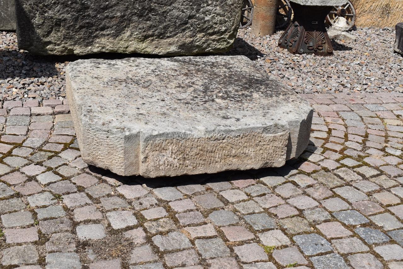 Větší a silná barokní kamenná pískovcová deska Větší a silná barokní kamenná pískovcová deska