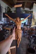 Starožitný umělecky řezaný Kristus z měšťanského prostředí