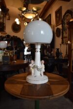 Starožitná stolní Lampa „Rej Amoretů“
