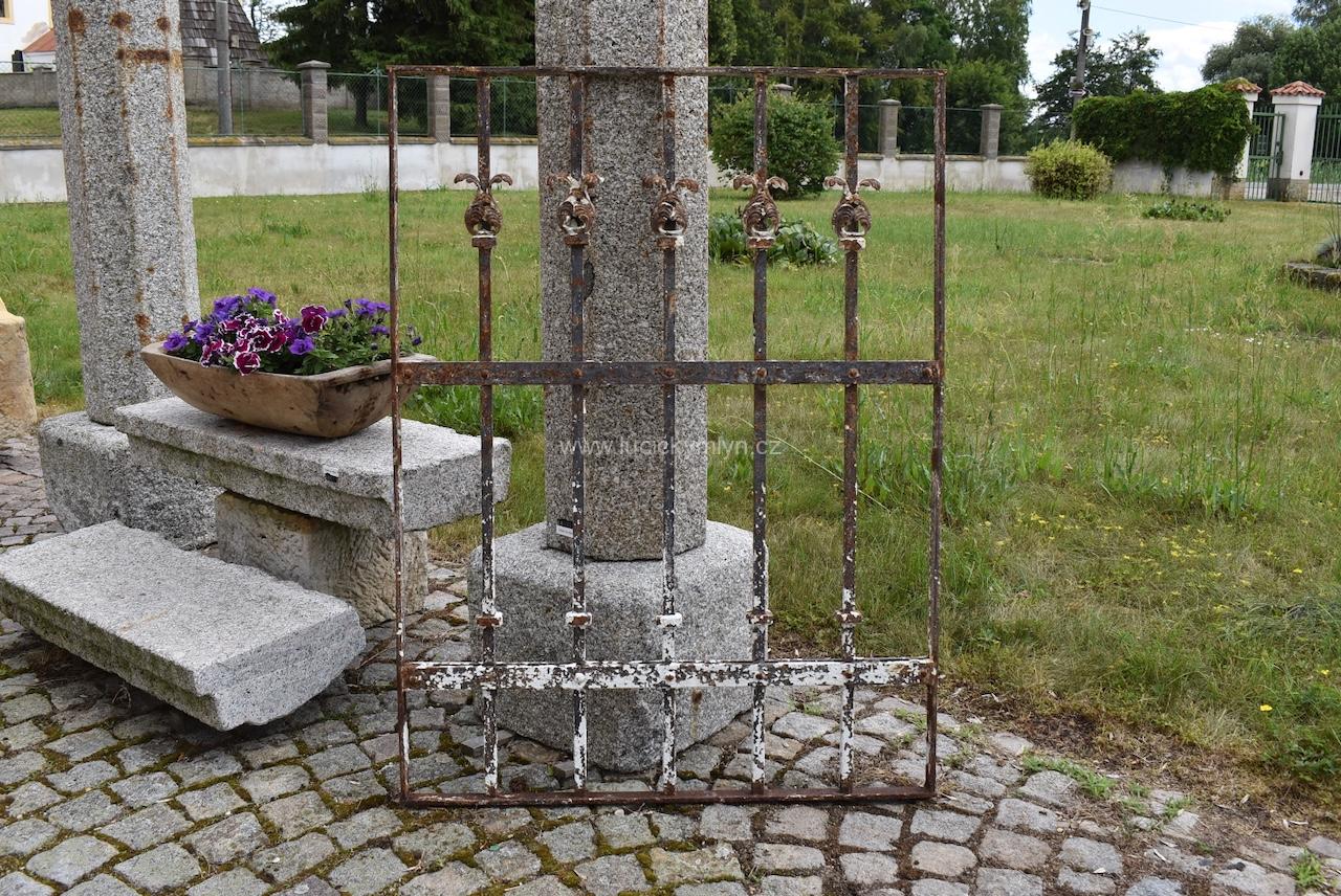 Starožitná zámecká okenní mříž v empírovém stylu Starožitná zámecká okenní mříž v empírovém stylu