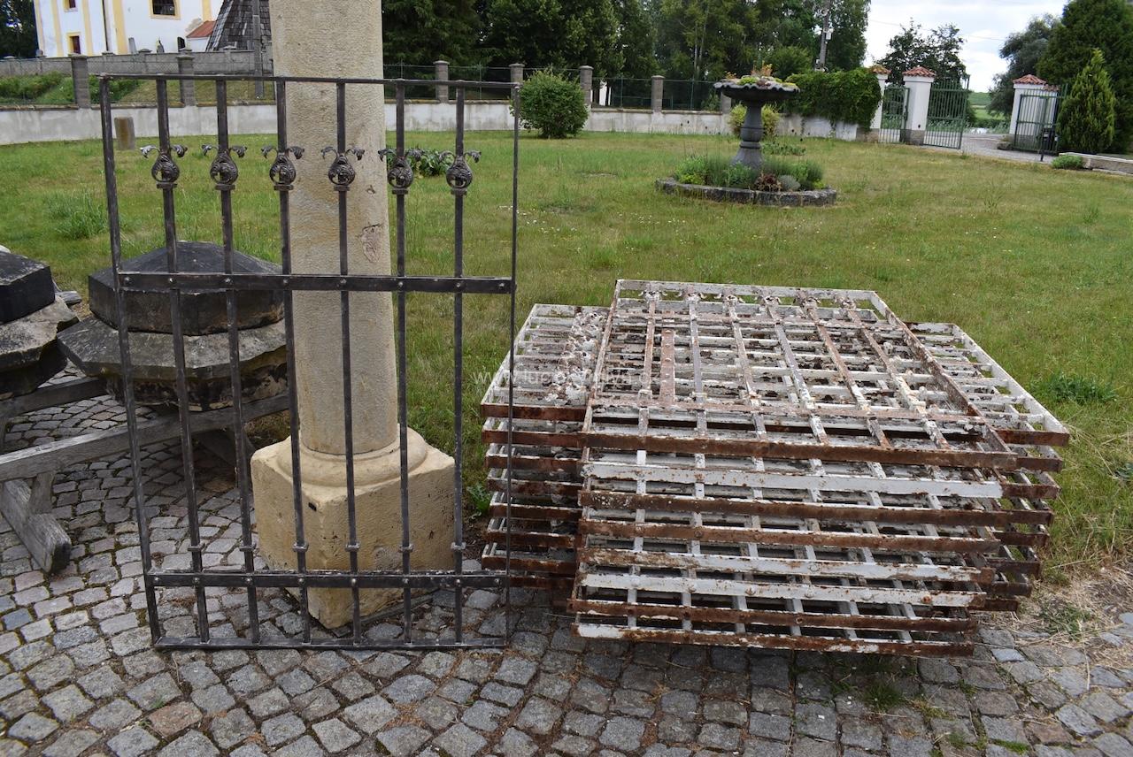 Starožitné zámecké okenní mříže v empírovém stylu Starožitné zámecké okenní mříže v empírovém stylu