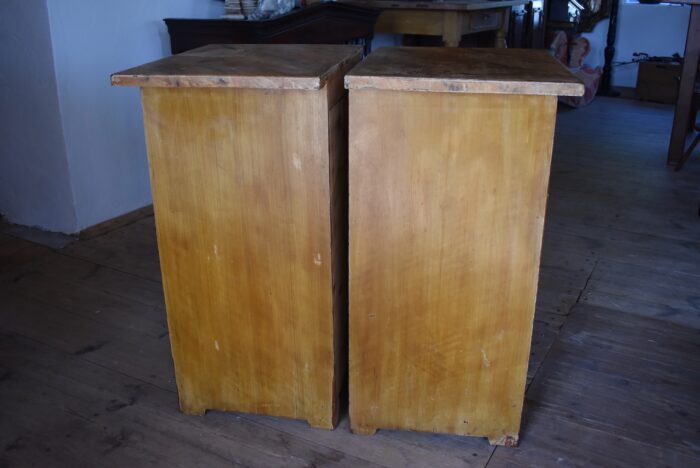 Noční stolky - pár vyrobené z měkkého dřeva