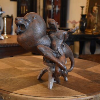 Starožitná soška z keramiky Zavěšená krotitelka na lvu