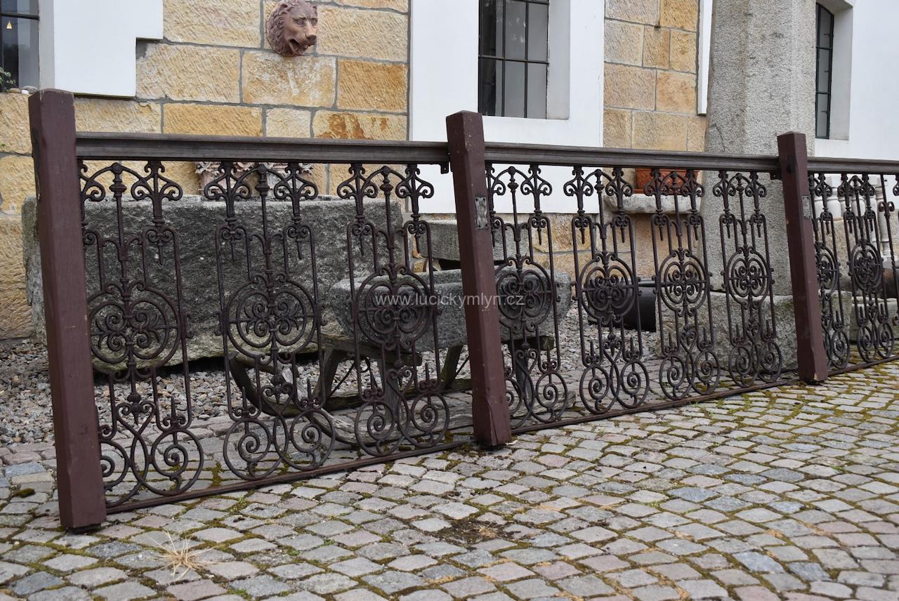 Starožitné zábradlí složené z atypicky širokých prvků z umělecké litiny Starožitné zábradlí složené z atypicky širokých prvků z umělecké litiny
