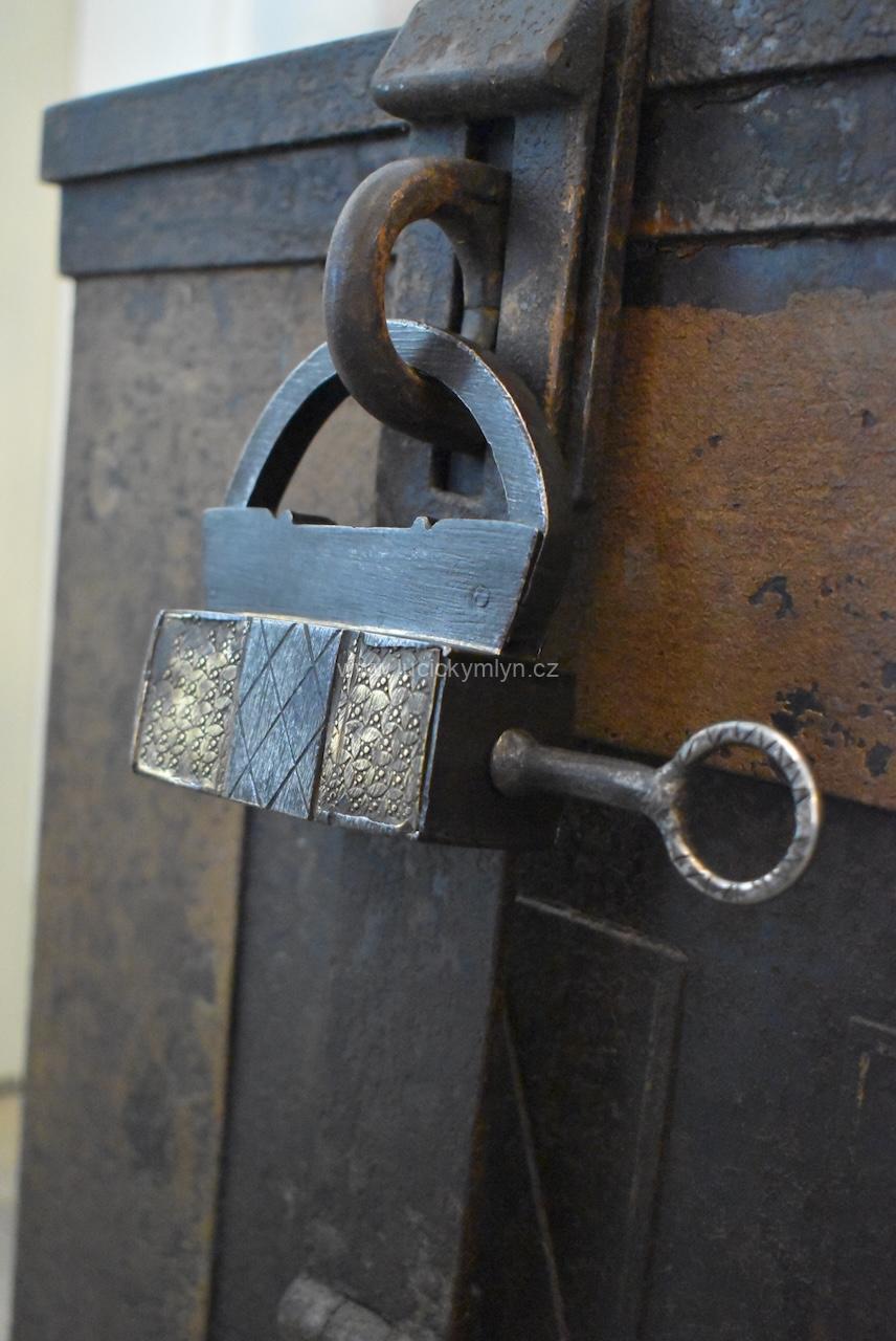 Starožitný visací zámek Starožitný visací zámek