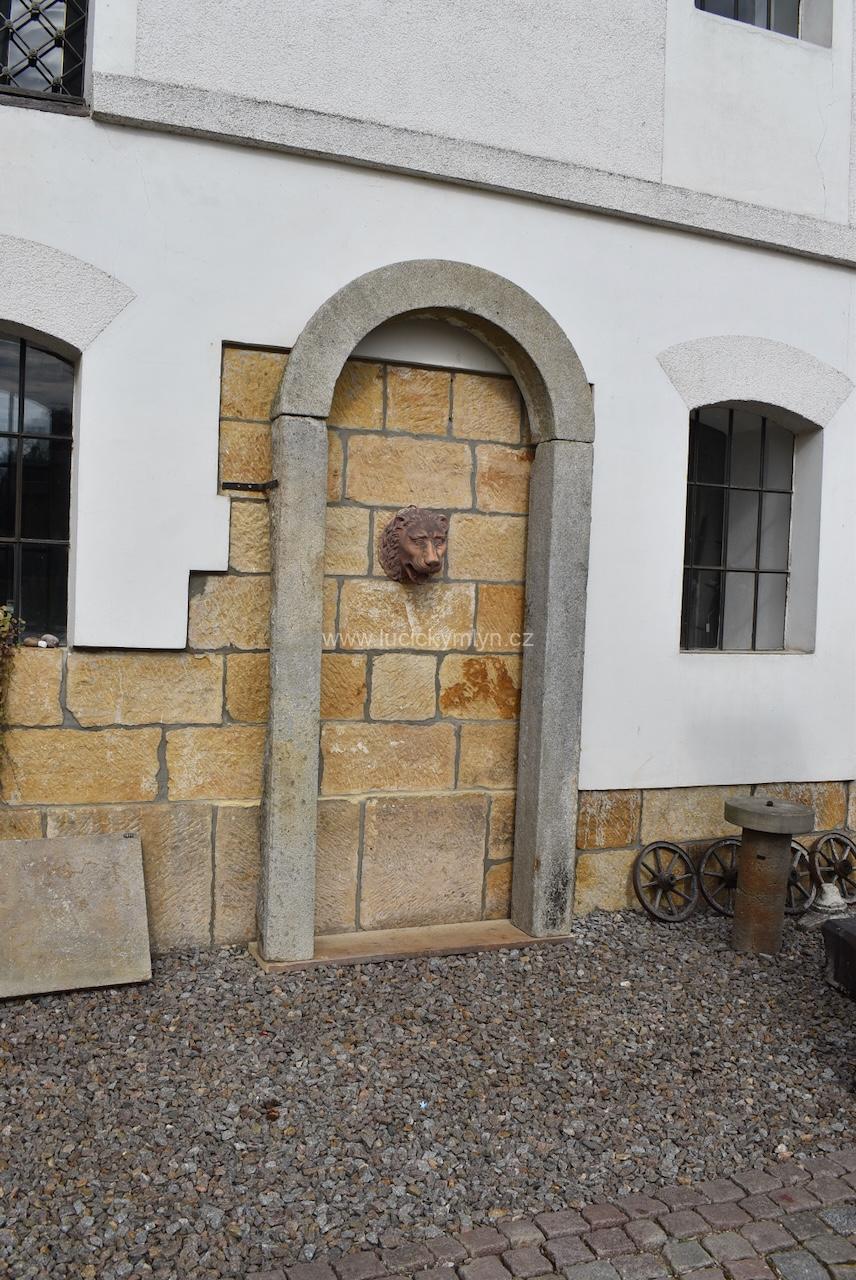 Původní kamenné obloukové ostění Původní kamenné obloukové ostění