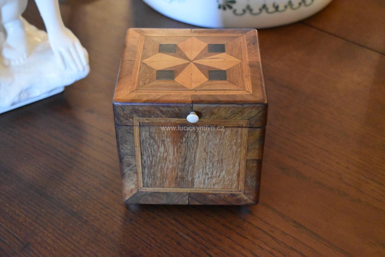 Starožitná kvádrová krabička dýhovaná ořechem Starožitná kvádrová krabička dýhovaná ořechem