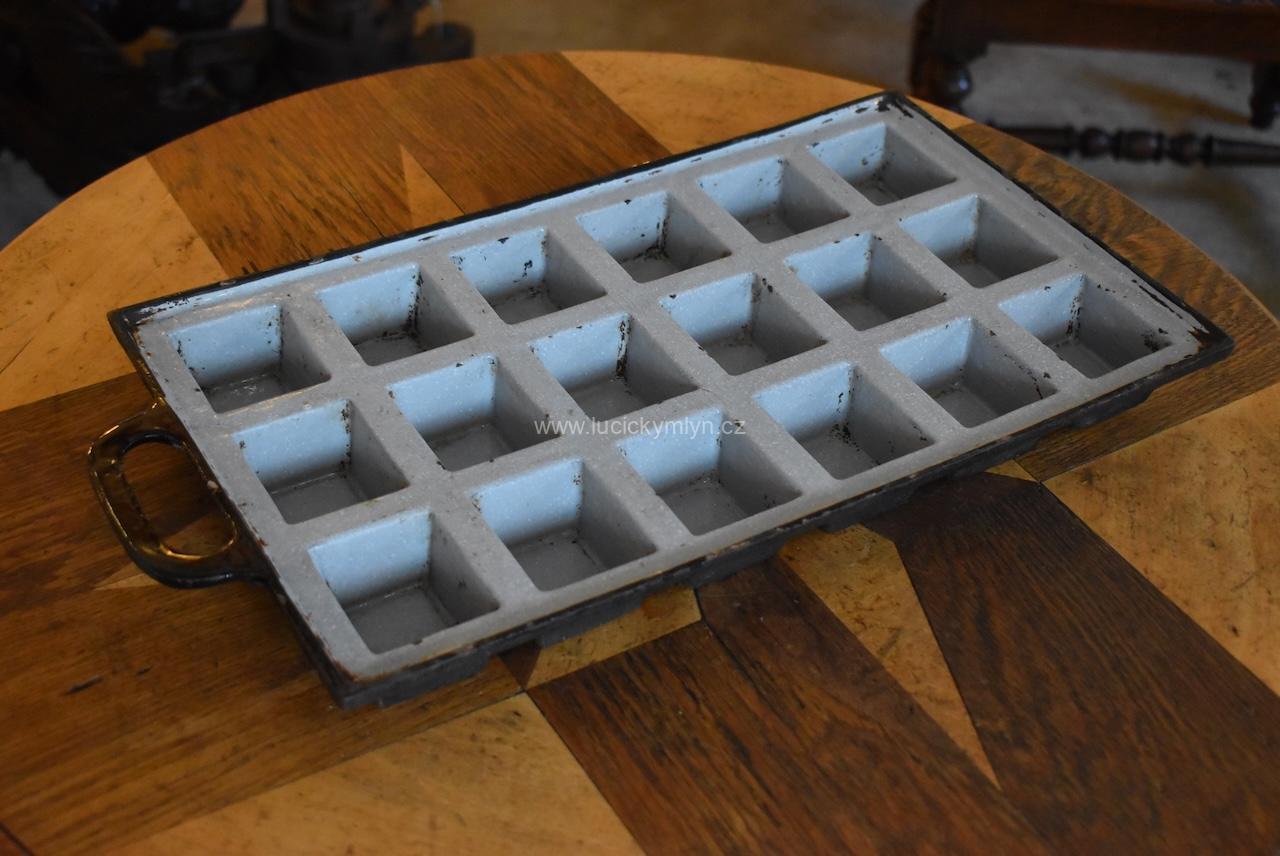 Velmi vyhledávaná prvorepubliková forma na malé buchty Velmi vyhledávaná prvorepubliková forma na malé buchty