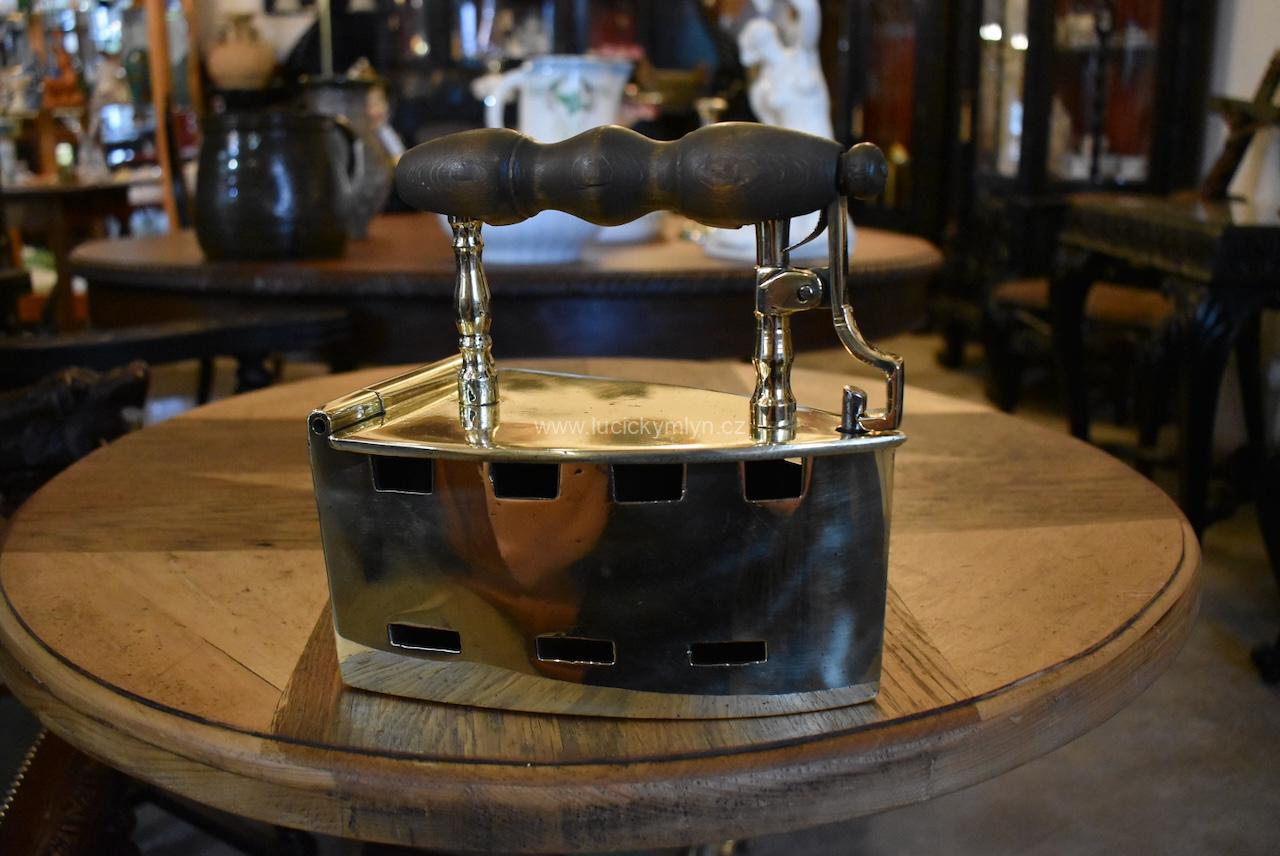 Hezká a vzácná starožitná žehlička typu parník Hezká a vzácná starožitná žehlička typu parník