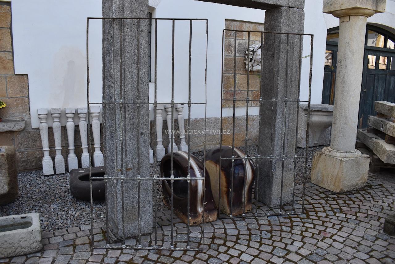 Starožitné okenní mříže - pár z 1. pol. 19. stol. Starožitné okenní mříže - pár z 1. pol. 19. stol.